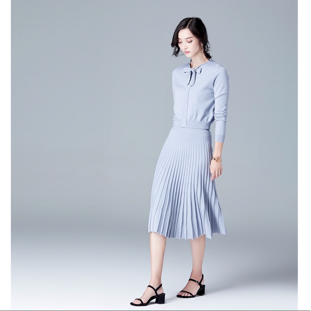 Pale blue woolen knitwear pleated skirt suit - Picture 2 of 6